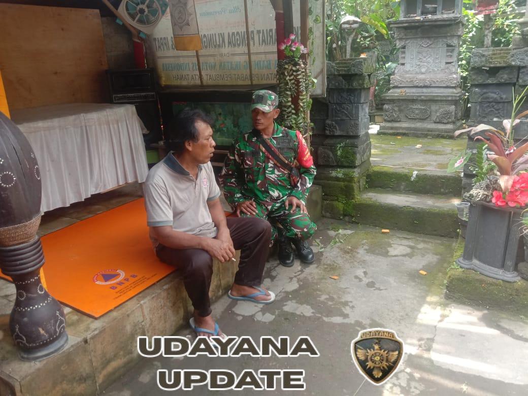 Pasca Air Menggenangi Perumahan Warga, Babinsa Koramil Klungkung Tinjau Situasi Dan Kondisi