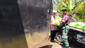 Babinsa Koramil Banjar Antar Beras SPHP ke Warga Banyuatis dan Kayuputih