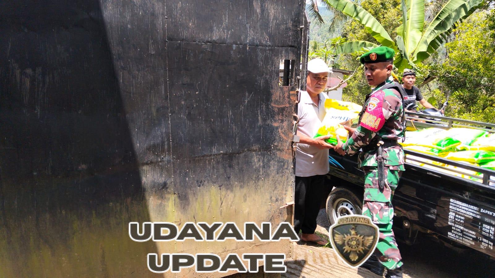 Babinsa Koramil Banjar Antar Beras SPHP ke Warga Banyuatis dan Kayuputih