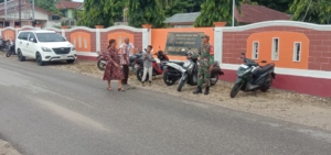 Ibadah Minggu di Gereja GMIT Efata Lekioen Berjalan Lancar dengan Kehadiran Babinsa