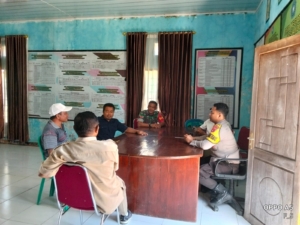 Babinsa Desa Seran Gelar Komsos Bahas Siskamling Bersama Aparat Desa