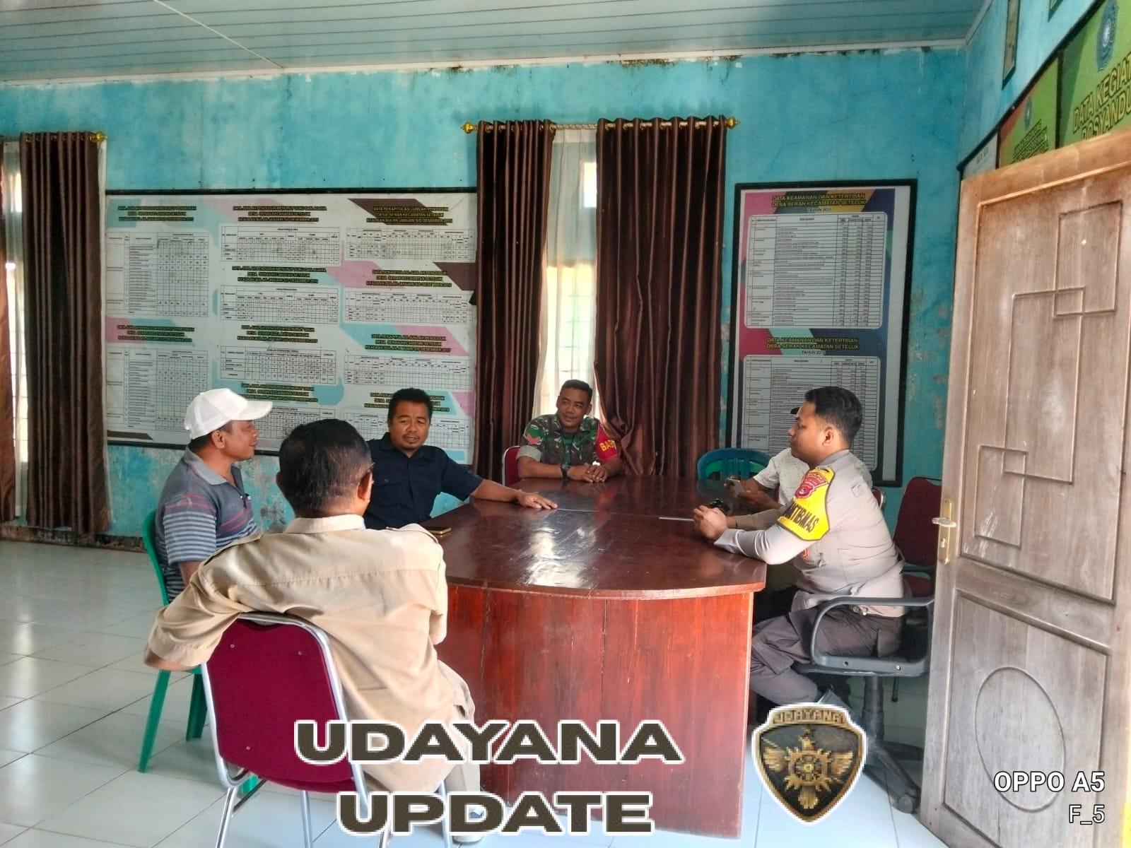 Babinsa Desa Seran Gelar Komsos Bahas Siskamling Bersama Aparat Desa