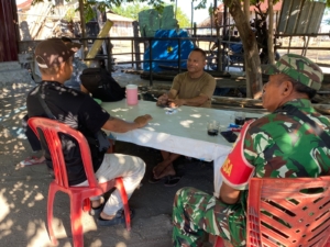 Babinsa Koramil 1602-04/Maurole Tingkatkan Kemanunggalan TNI-Rakyat Lewat Komsos di Desa Neotonda