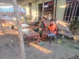 Babinsa Koramil 1602-01/Ende Jalin Komsos dan Pantau Kamtibmas di Desa Kebirangga Tengah