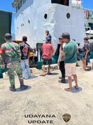 Kodim 1609/Buleleng Gelar Bhakti Sosial Pangan Murah di Desa Pengastulan Sambut HUT TNI ke-80