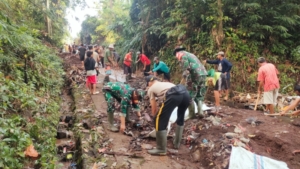 Wujud Kepedulian, Koramil 05 Kerambitan Bantu Bersihkan Material Longsor di Desa Belumbang