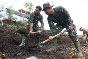 Usai Tanggulangi Longsor di Belumbang, Koramil 05 Kerambitan Terjun Bantu Warga Desa Penarukan