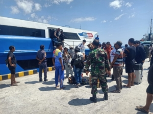 Pemantauan Rutin, Koramil 1627-01/Ba’a Jaga Keamanan Transportasi Laut di Rote Ndao