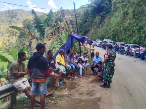 Babinsa Kodim 1602/Ende Amankan Arus Lalu Lintas di Portal Buka Tutup Desa Dile