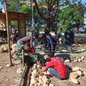 Wujud Kepedulian, Sertu Yehuda Bali Ate Terjun Bantu Pembangunan Rumah di Laboya Barat