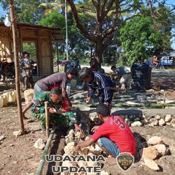 Wujud Kepedulian, Sertu Yehuda Bali Ate Terjun Bantu Pembangunan Rumah di Laboya Barat