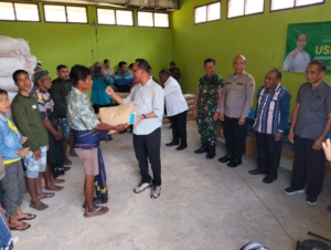 Danramil Katikutana Hadiri Penyerahan 50 Ton Bibit Padi untuk Petani Sumba Barat