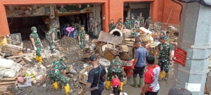 Serbu Sampah Pasca Banjir, Pulihkan Aktifitas Warga