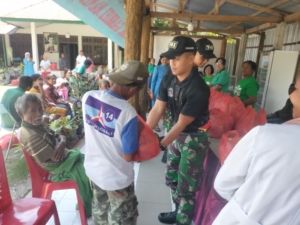 Jelang Purna Tugas, Pos Mahen Satgas Yonif 741/GN Bersama Suster Kapela Gabriel Manek Lahurus Salurkan Bantuan Sembako dan Pakaian Layak Pakai di Perbatasan