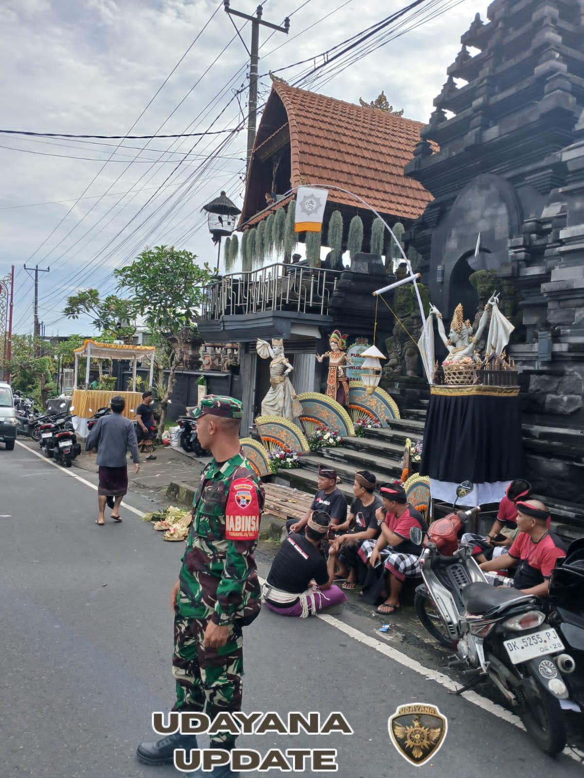Babinsa Bebalang Bersinergi dengan Bhabinkamtibmas Gelar Patroli Jaga Kegiatan Adat Aman dan Lancar