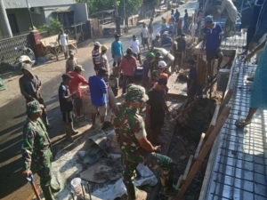 Babinsa Koramil 1608-04/Woha Bersama Warga Desa Teke Gelar Gotong Royong Bangun Mushollah Azzikriah