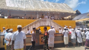 Kolaborasi Babinsa, Bhabinkamtibmas, dan Pecalang Wujudkan Rasa Aman di Upacara Adat Siangan