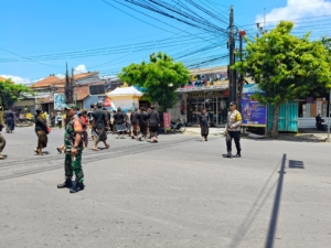 Babinsa Temesi Bersinergi dengan Tiga Pilar Amankan Upacara Pitra Yadnya