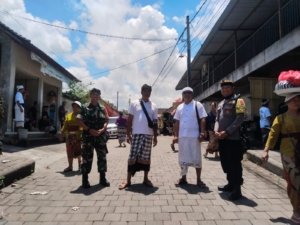 Babinsa Samplangan Bersinergi Amankan Upacara Pitra Yadnya, Wujud Kehadiran TNI di Tengah Warga