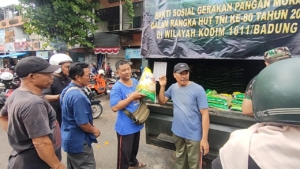 Antusias Warga Tinggi, Kodim 1611/Badung Salurkan 5,5 Ton Beras SPHP di Pasar Murah Kreneng