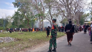 Dua Desa Di Wilayah Gelar Ngaben Massal, Danramil Nusa Penida Utus Babinsa Beri Pengawalan