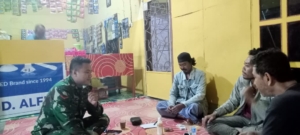 ‎Tingkatkan Keamanan, Babinsa dan Warga Batu Putik Lakukan Patroli Bersama