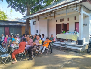 Babinsa Desa Bila ( Kopla Made Mahardika) Bersinergi dengan Bhabinkamtibmas Medampingi dan megawal kegiatan Bakti Sosial dalam rangka HUT RSU Kertha Husada ke 35  untuk meningkatkan Kesehatan Masyarakat
