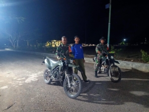 Pastikan Wilayah Aman Babinsa Melaksanakan Patroli Malam