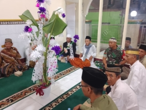 Babinsa Kelurahan Sampir Hadiri Maulid Nabi Muhammad SAW Bersama Warga di Masjid Nurul Iman
