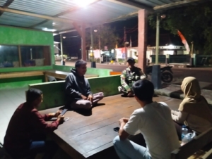 Babinsa Koramil 1628-05/Jereweh Laksanakan Patroli Malam, Ajak Warga Jaga Kamtibmas