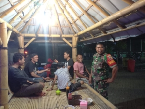 Babinsa Koramil 1628-02/Sekongkang Laksanakan Patroli Malam Jaga Keamanan Wilayah