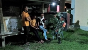 Babinsa Jereweh Gelar Patroli Malam, Hadirkan Rasa Aman di Tengah Masyarakat