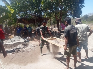Babinsa Ajak Warga Illu Gotong Royong Bangun Rumah Warga