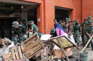 Hari Ke-4 Pasca Banjir, Personel Gabungan TNI-Polri Gelar Apel Pembersihan di Denpasar