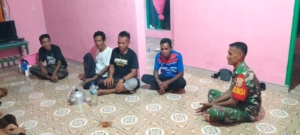 Babinsa Koramil Maurole Intensifkan Komsos dan Pantau Kamtibmas di Desa Woloau