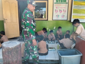 Babinsa Desa Seteluk Atas Dampingi Program Makan Bergizi Gratis di SDN 3 Seteluk