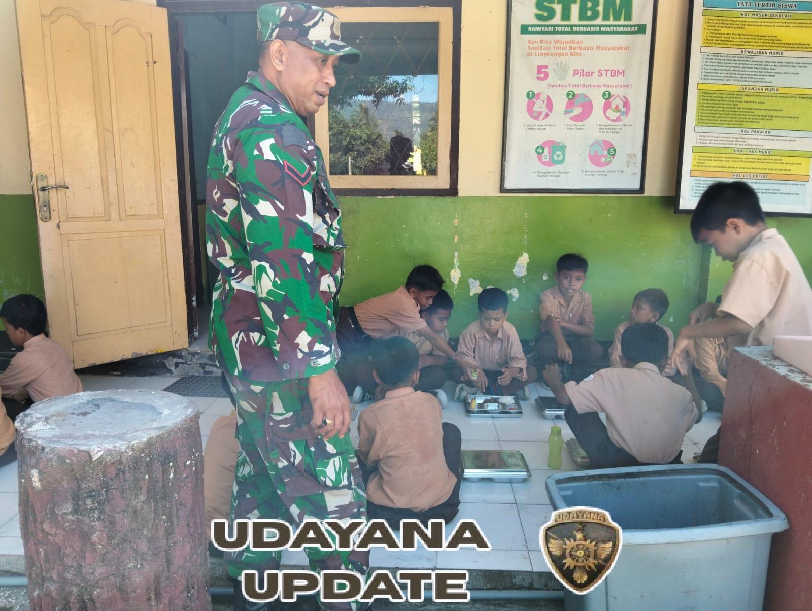 Babinsa Desa Seteluk Atas Dampingi Program Makan Bergizi Gratis di SDN 3 Seteluk