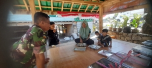 Dukung Kesehatan Balita, Babinsa Seteluk Tengah Dampingi Program Makan Bergizi Gratis