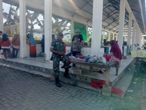 Babinsa Beru Sosialisasi Kebersihan dan Ketertiban di Pasar Desa