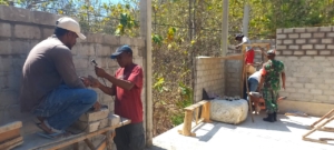 Wujud Kemanunggalan, Babinsa Koramil 1624-04/Omesuri Gotong Royong Bersama Warga