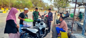 Babinsa Koramil Poto Tano Amankan Aktivitas Pelabuhan Penyebrangan Kokarlian