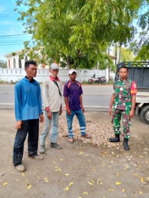 Babinsa Desa Kiantar Ajak Warga Jaga Kamtibmas Lewat Komsos