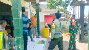 Babinsa dan Bhabinkamtibmas Desa Mantar Gelar Komsos, Ajak Warga Jaga Kamtibmas