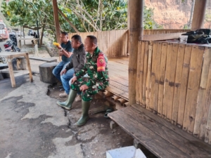 Babinsa Detusoko Jalin Keakraban Lewat Komsos dan Pemantauan Wilayah di Desa Dile