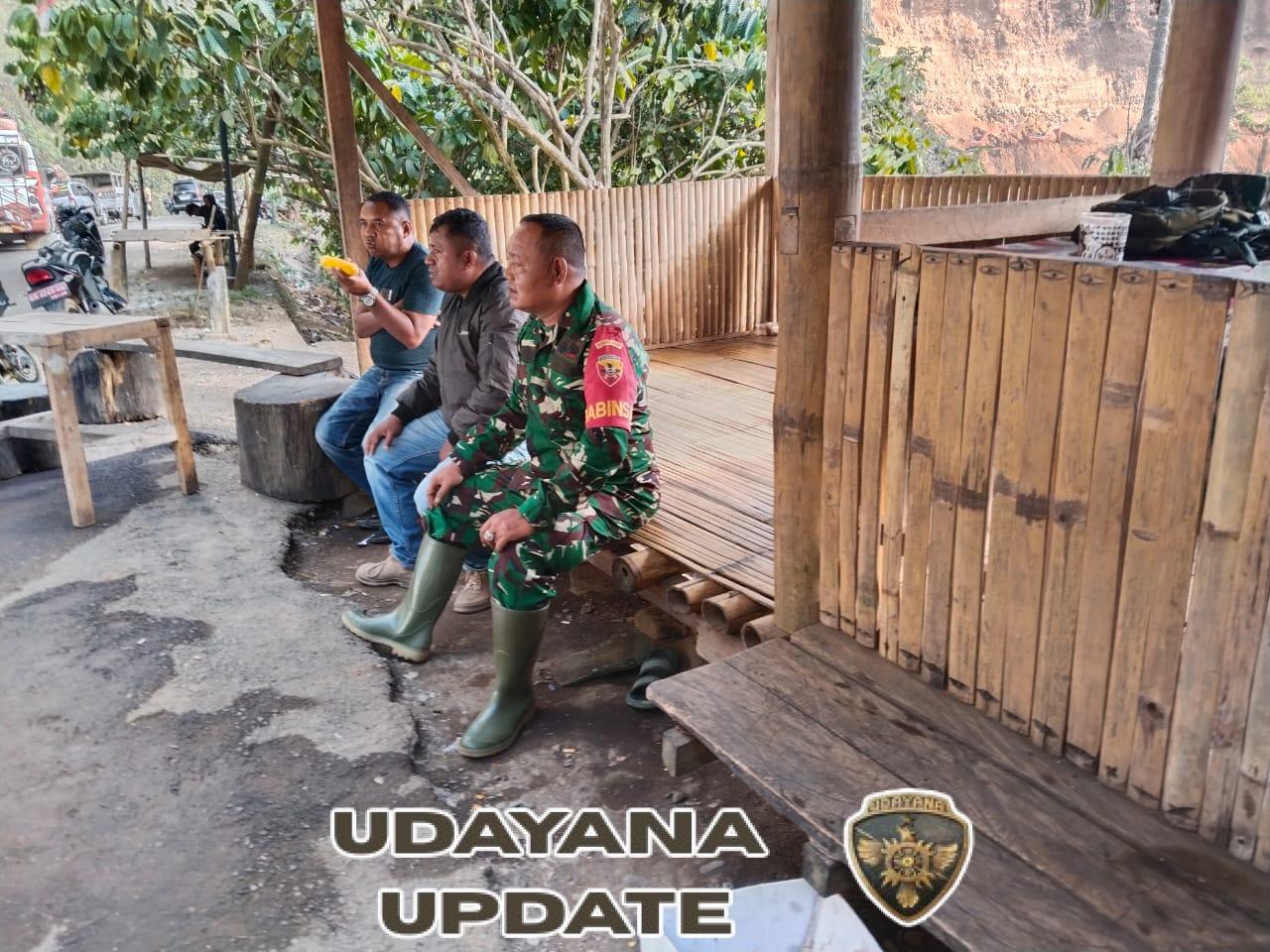 Babinsa Detusoko Jalin Keakraban Lewat Komsos dan Pemantauan Wilayah di Desa Dile