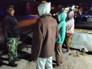 Babinsa Koramil 1621-04/Molo Utara Gelar Patroli Malam di Pasar Kapan