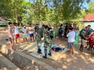 Pos Turiskain Satgas Yonif 741/GN Bagikan Pakaian Layak Pakai Kepada Masyarakat Perbatasan Jelang Purna Tugas
