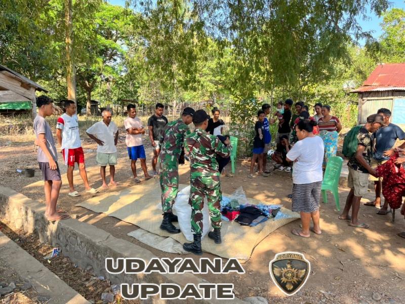 Pos Turiskain Satgas Yonif 741/GN Bagikan Pakaian Layak Pakai Kepada Masyarakat Perbatasan Jelang Purna Tugas