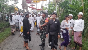 Wujudkan Ketertiban, Babinsa Jehem Bersama Aparat Gabungan Amankan Upacara Adat