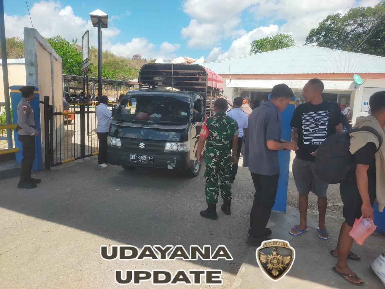 Tugas Pengamanan Babinsa Koramil 1627/02, Kapal Fery Lakaan Berangkat Aman ke Bolok Kupang